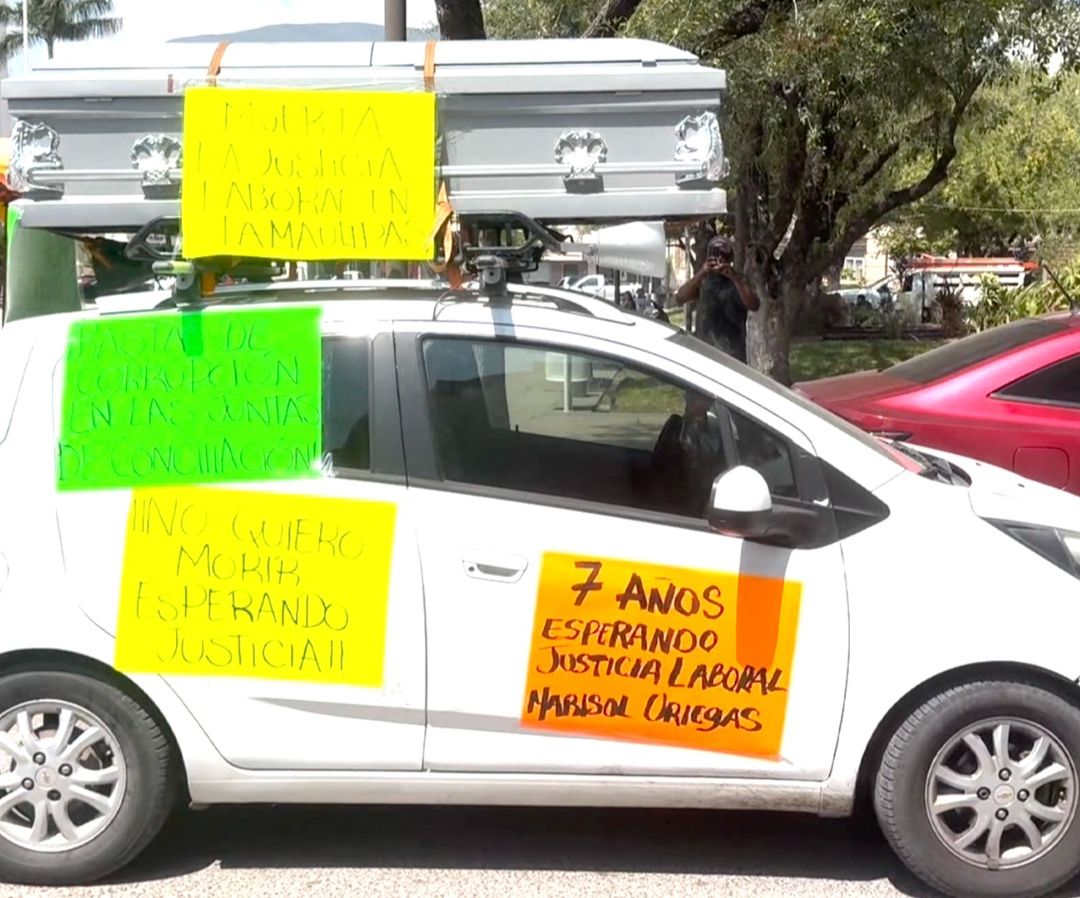 Mujer Recorre Calles con Ataúdes para Exigir Justicia Laboral en Tamaulipas